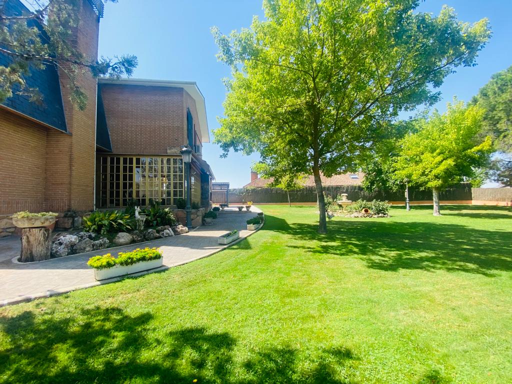 Casa moderna con amplio jardín en zona norte de Madrid - House&House